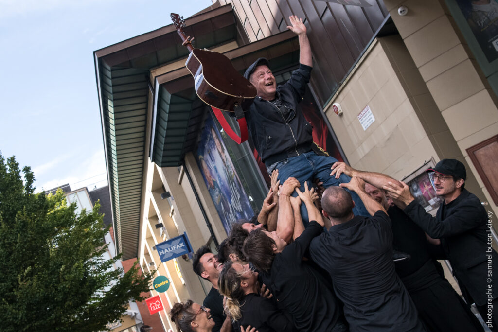 Compagnie XY present a series of acrobatic interventions with members of the public across the streets and parks of Derry city.